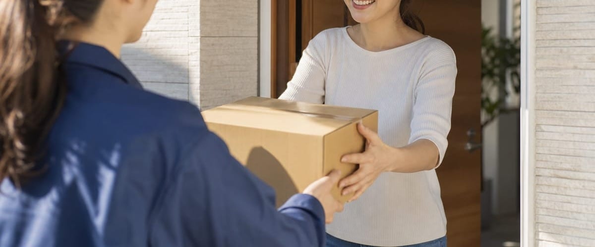 オンラインストアで購入した商品の、商品受け取りの画像。玄関先で荷物を受け渡しする際に画像を生成して。